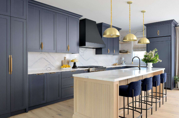 Kabinet dapur dengan furnitur berlapis kayu dan aksen metal